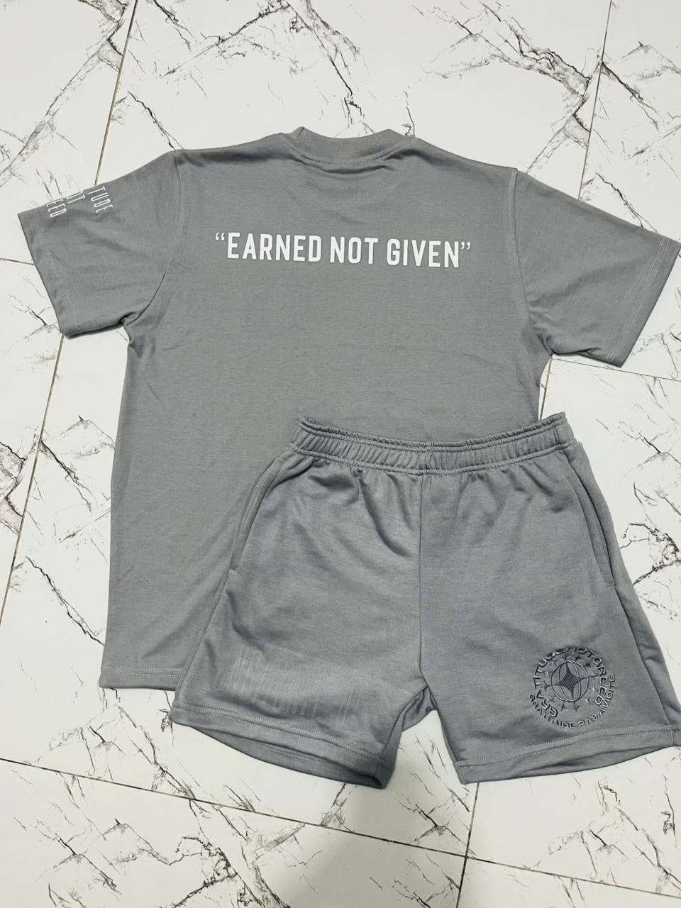 GNG ESSENTIAL SHORT SET GRAPHITE